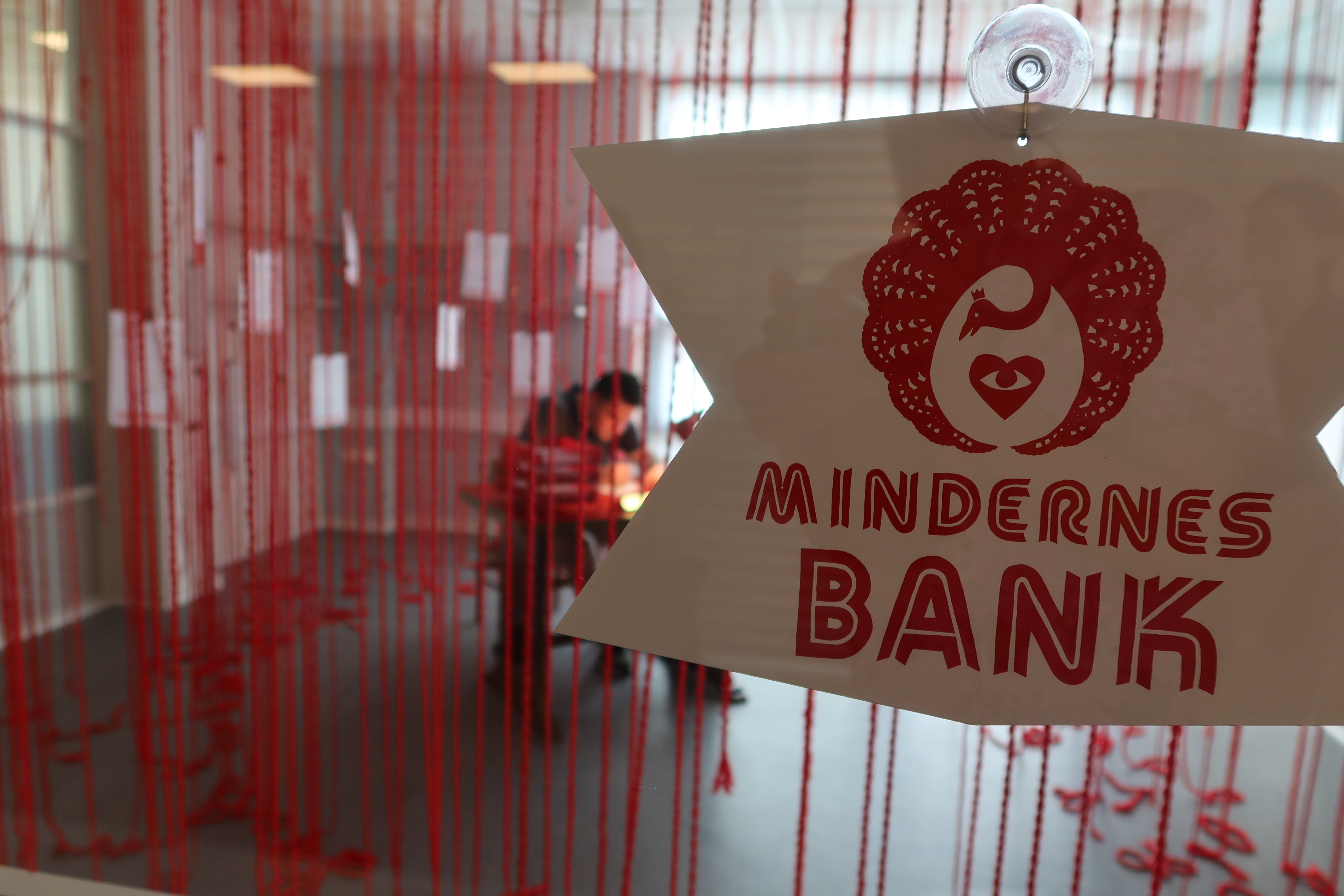 Mindernes Bank er en anakronistisk oplevelse, der refererer tilbage til en flydende idé om gamle dage - uanset om det er firserne, halvtredserne eller nullerne