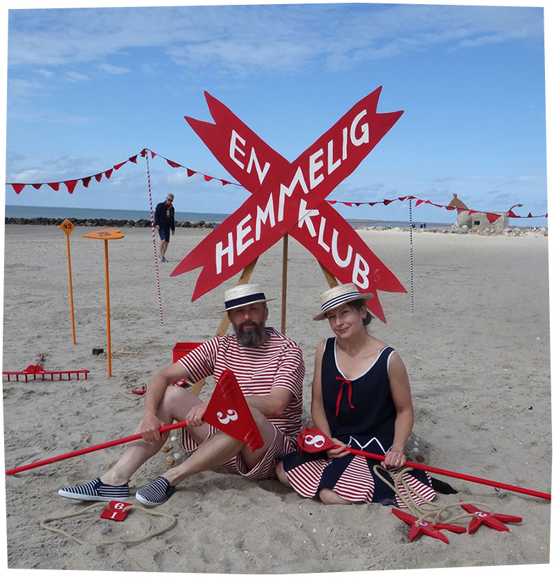 Fluxus land art på stranden 